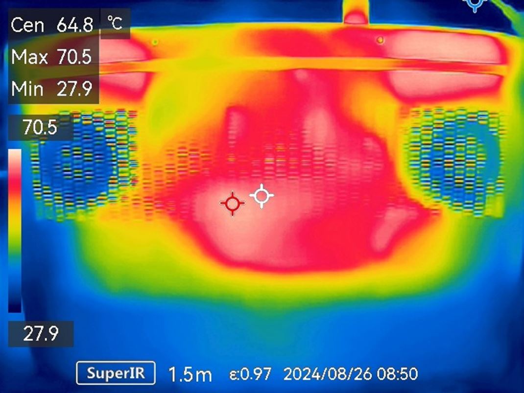 Lenovo Legion 5 16IRX9 Na spodnej strane teplota dosahuje 70 stupov.