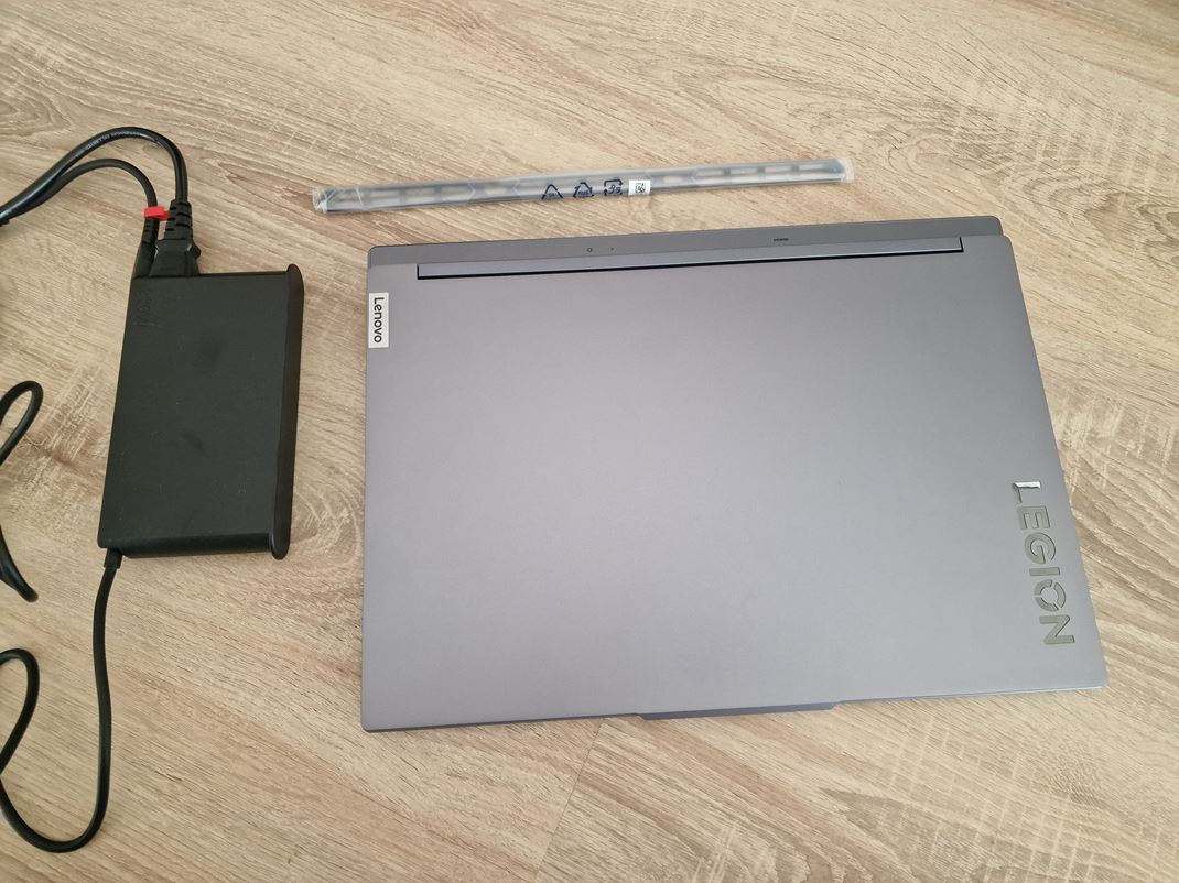 Lenovo Legion 5 16IRX9 Notebook prichdza s 240W zdrojom a vmennou litou