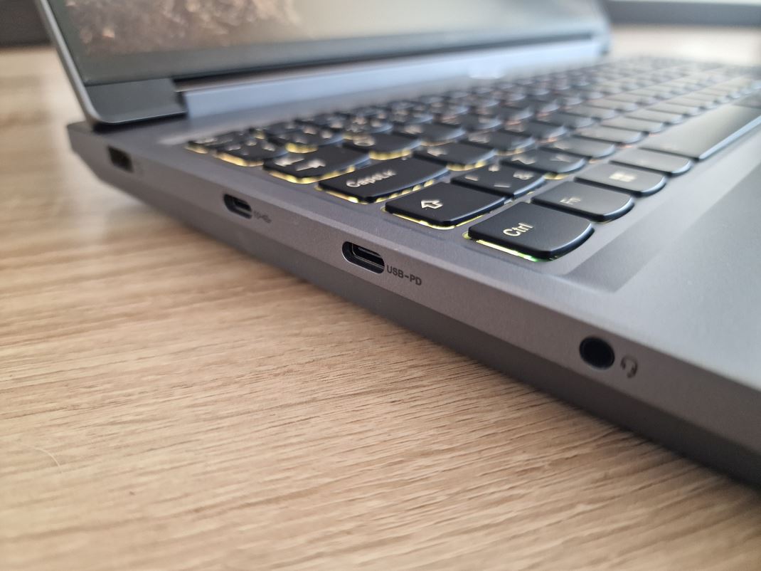 Lenovo Legion 5 16IRX9 Portov je dostatok, nechbaj USB-C a 3,5mm