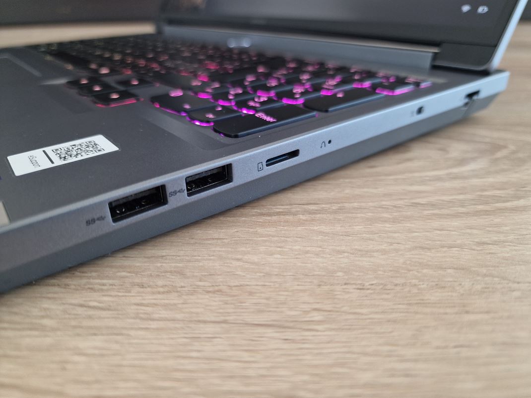 Lenovo Legion 5 16IRX9 Pridvaj sa USB-A a aj taka kariet. Dopa to prepna na manulne odpojenie kamery.