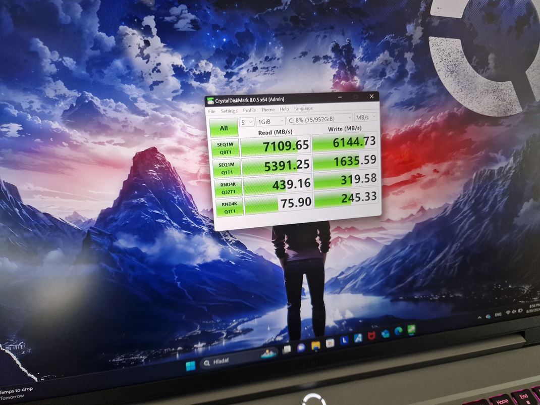 Lenovo Legion 5 16IRX9 Pridan je rchly SSD disk.