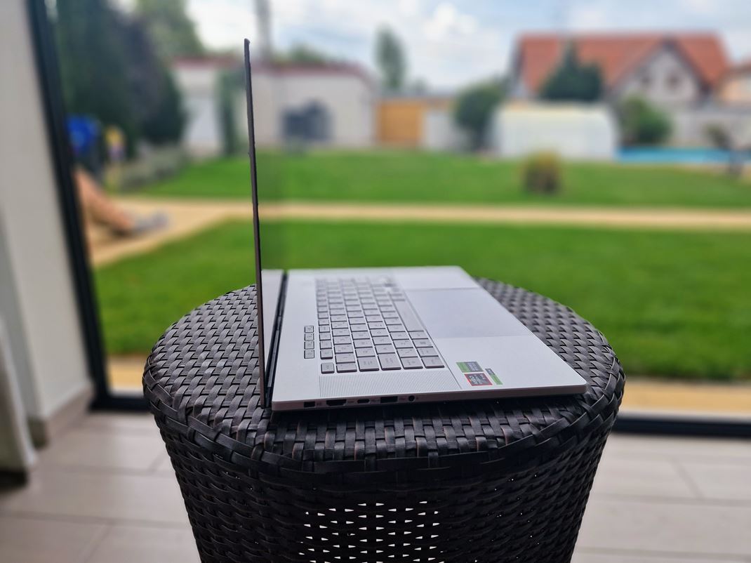ROG Zephyrus G16 Displej je vaka hlinkovmu veku a OLED panelu extrmne tenk