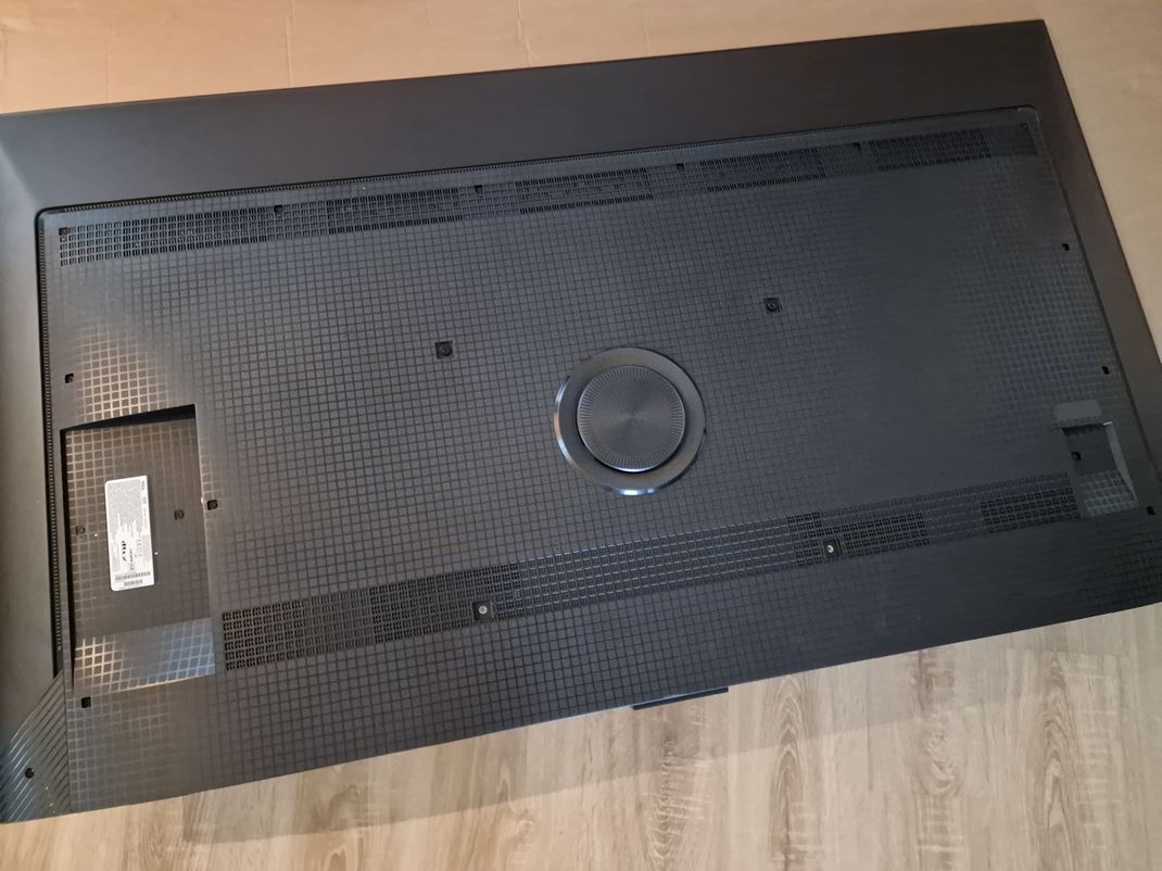 TCL 65T8B - hern TV za dobr cenu Vzadu na TV dominuje vyvenie na subwoofer reproduktor.