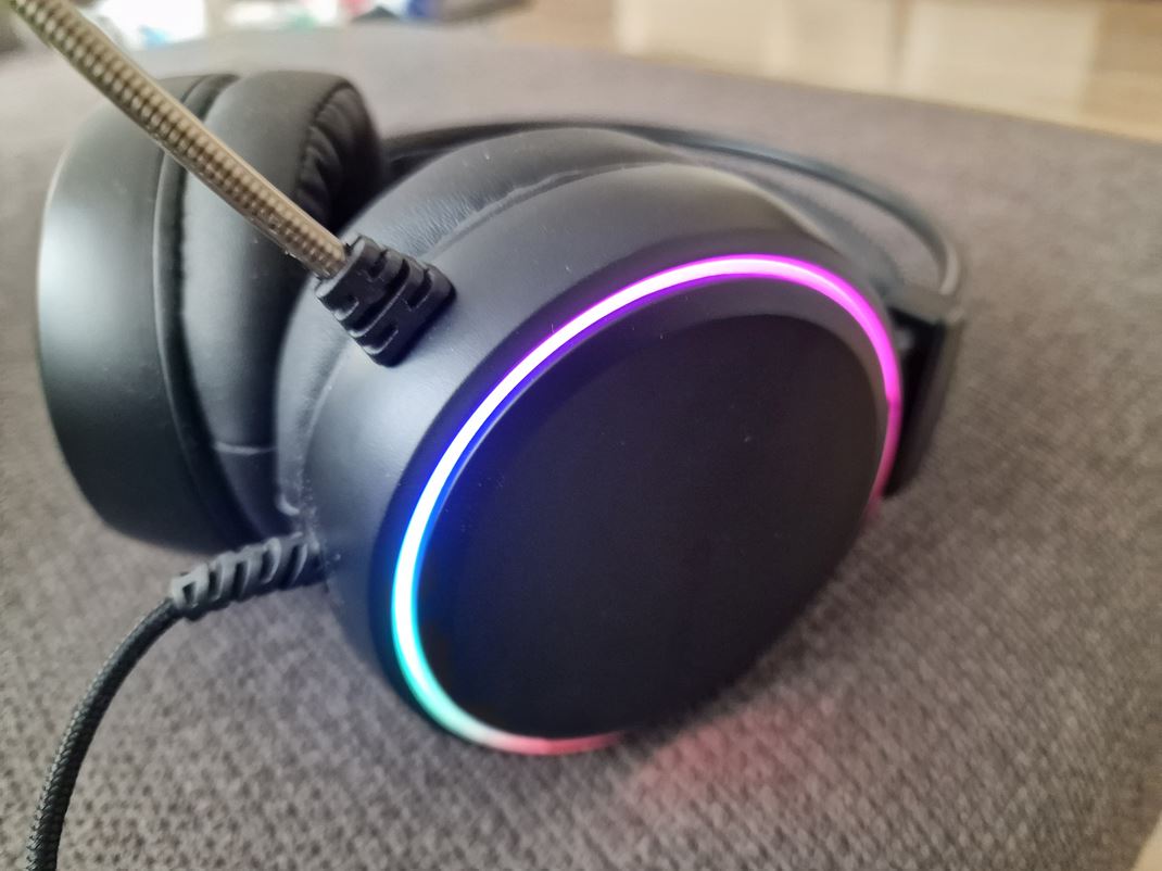 Genesis Neon 613 - gaming headset LED podsvietenie je fixnut na rovnak dhov farby