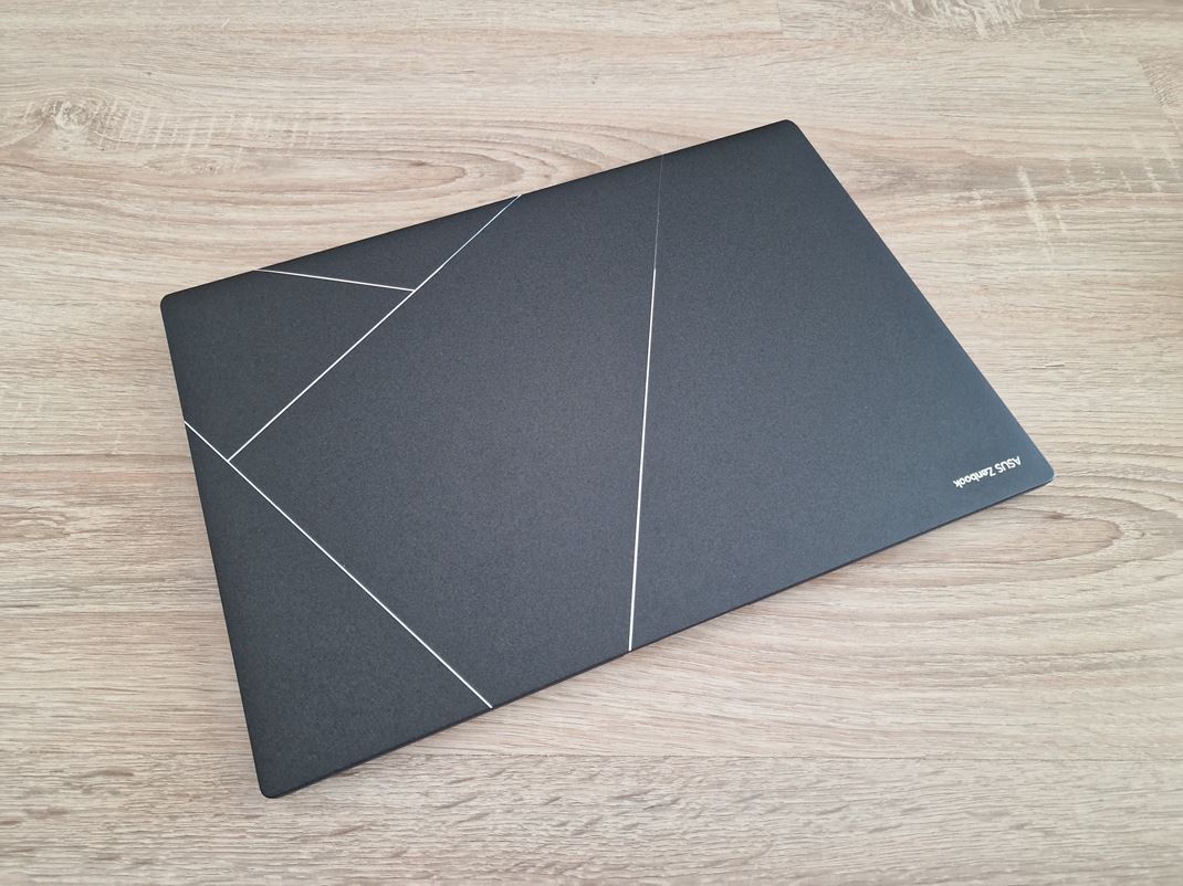 Asus Zenbook S 14 - UX 5406S Materil na povrchu je vemi prjemn, mixujci keramick materil s hlinkom