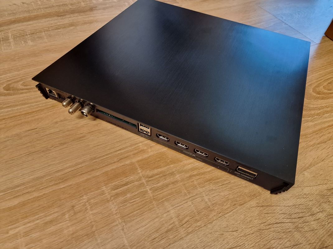 Samsung QLED 65'' QN900D - 8K miniLED TV One Connect box je tu men, dizajnovo prjemn a so vetkmi potrebnmi vstupmi.
