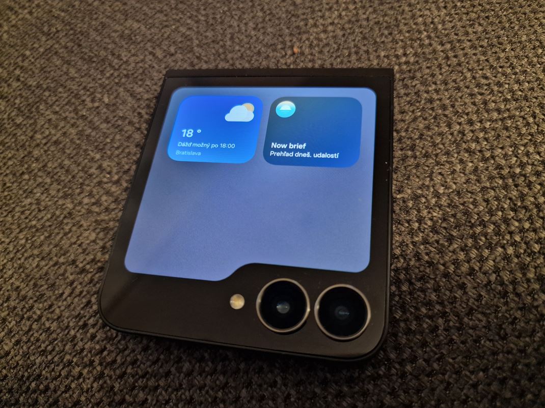 Samsung Galaxy Z Flip7 FE Predn displej umouje uklada  widgety