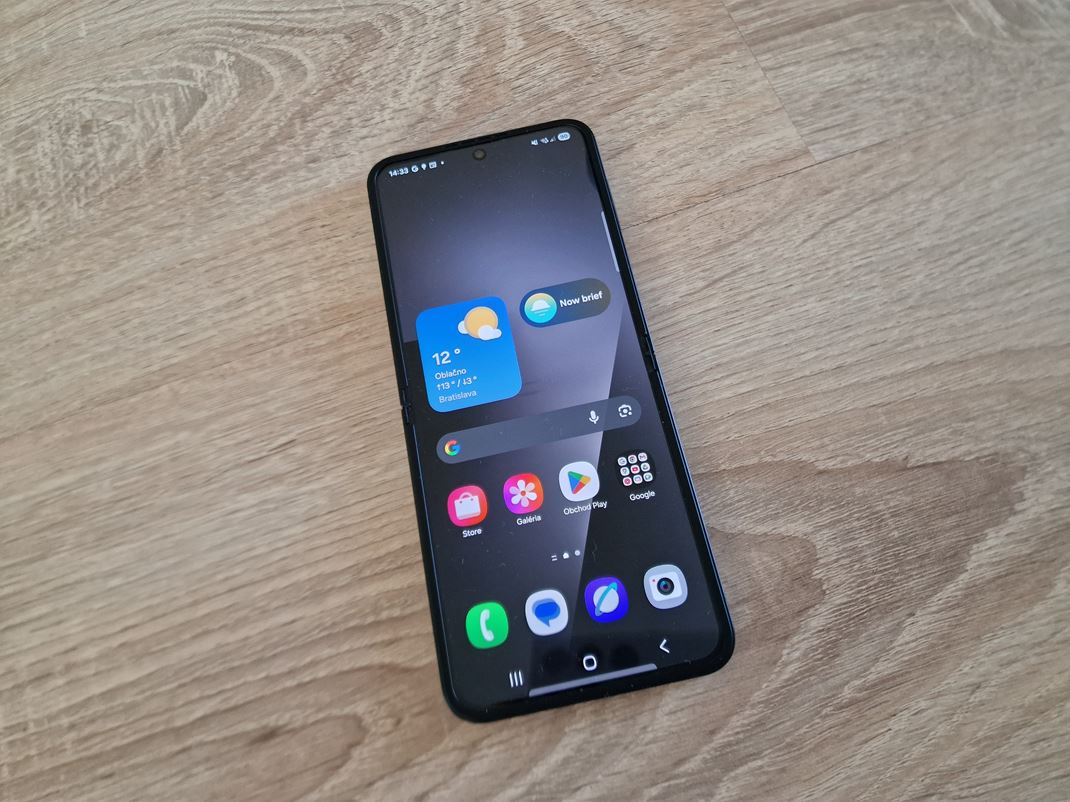Samsung Galaxy Z Flip7 FE V otvorenom stave ho pouvate ako tandardn mobil.