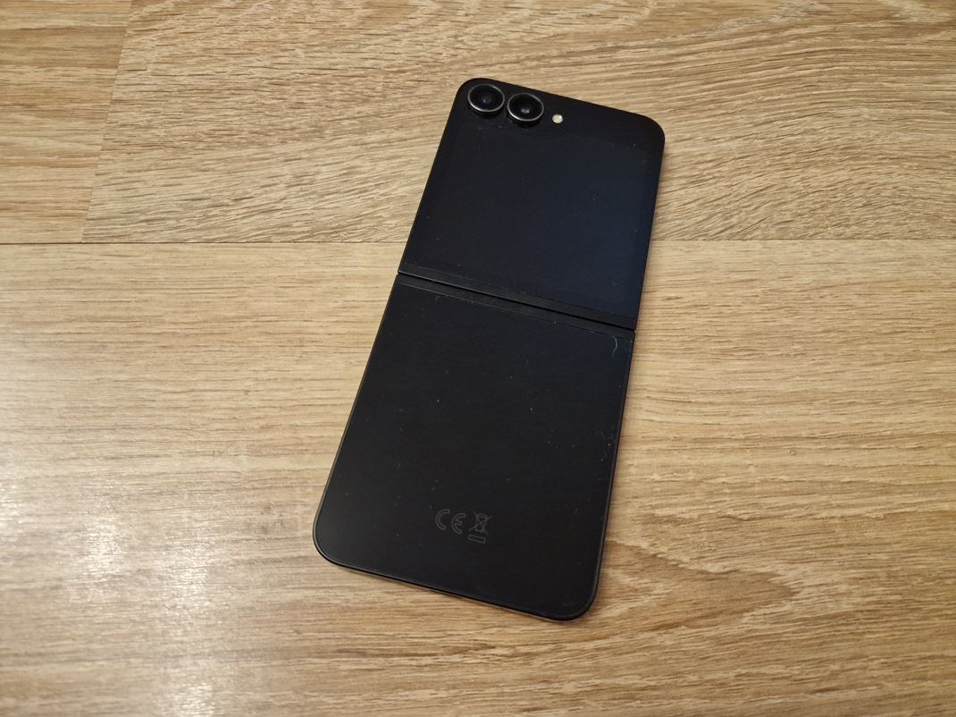 Samsung Galaxy Z Flip7 FE Vka maj vhodu, e mete pouva hlavn kamery na ben fotenie a aj selfie.