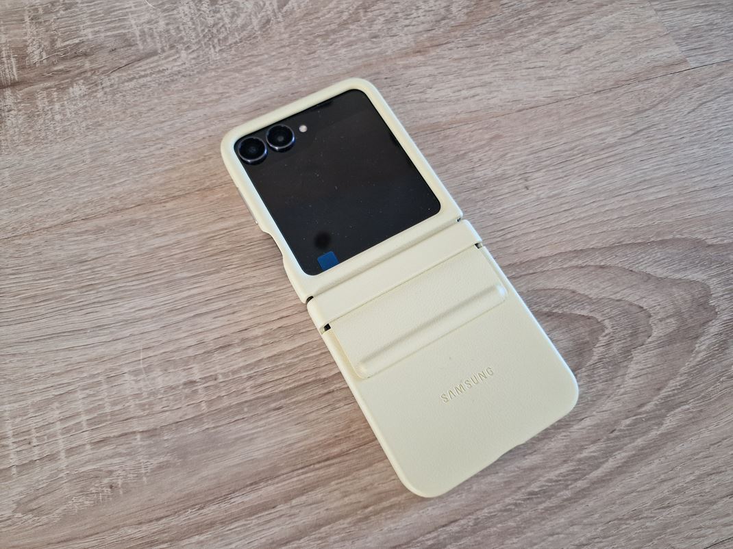 Samsung Galaxy Z Flip7 FE Obal sa oplat zobra.