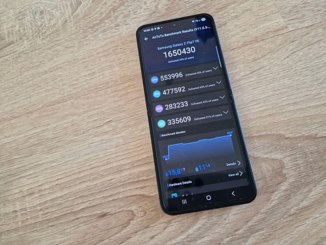 Samsung Galaxy Z Flip7 FE Vkon je ni ale hlavne batria je menia vkon tak rchlo stiahne batriu.