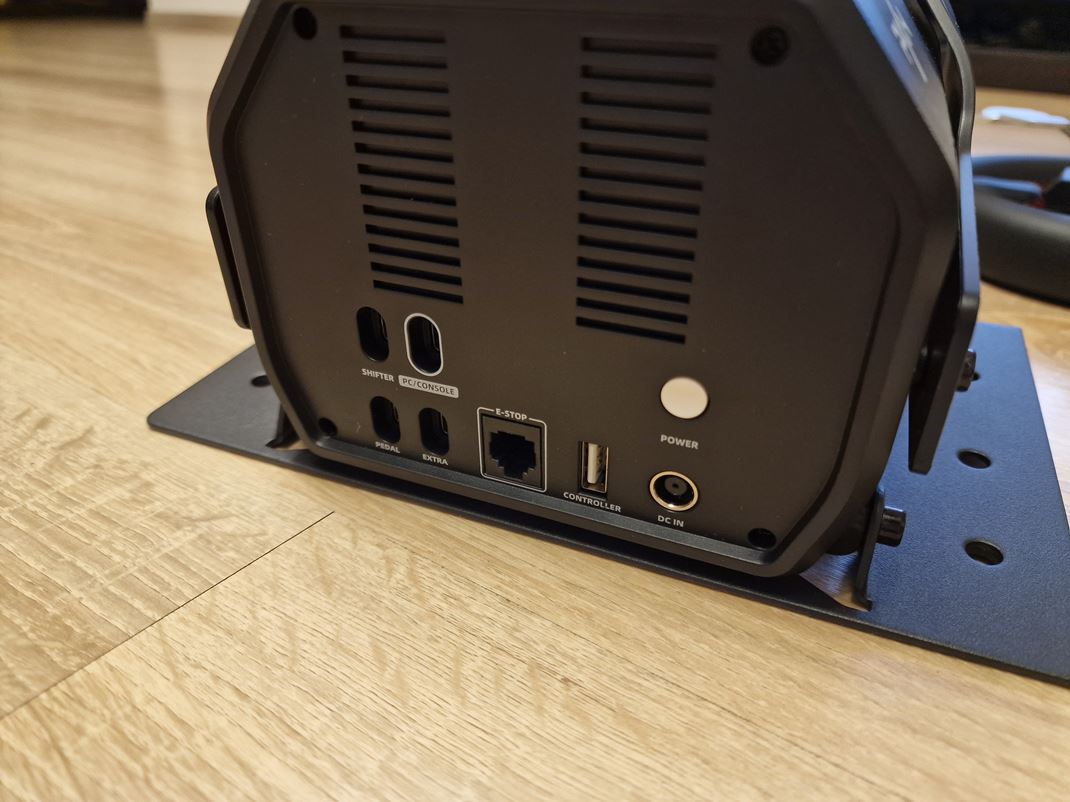 PXN V10 Ultra - lacn Direct Drive volant Vetky potrebn porty s vzadu a u rovno cez USB-C.