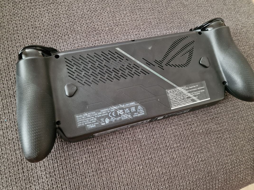 ROG Xbox Ally X Zospodu sa pridvaj dve tlaidl.