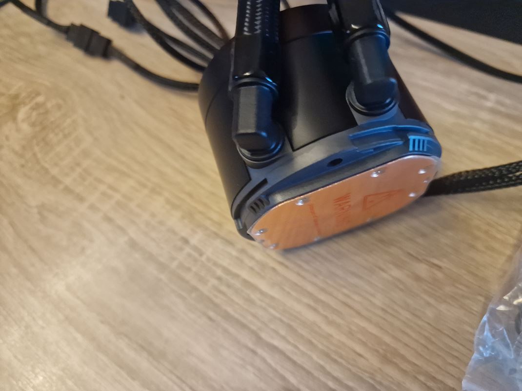 Genesis chladie - Hydria 240 ARGB a Hydria 360 ARGB Zklad pumpy je kruhov s uchytenm na zaseknutie do driaka.