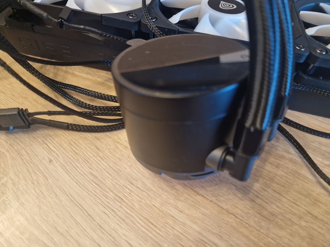 Genesis chladie - Hydria 240 ARGB a Hydria 360 ARGB Vrchn as je otoiten a podsvieten LED diodami.