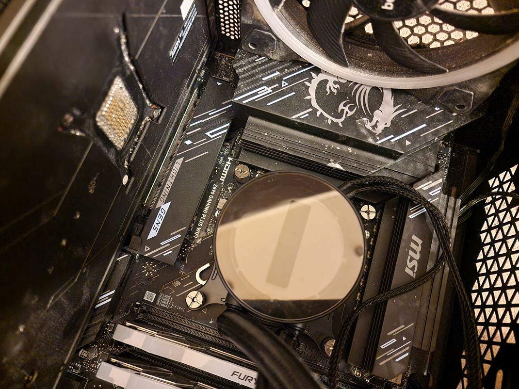 Genesis chladie - Hydria 240 ARGB a Hydria 360 ARGB Chladi jednoducho nasadte, len nezabudnite aj pripoji vetky kble.