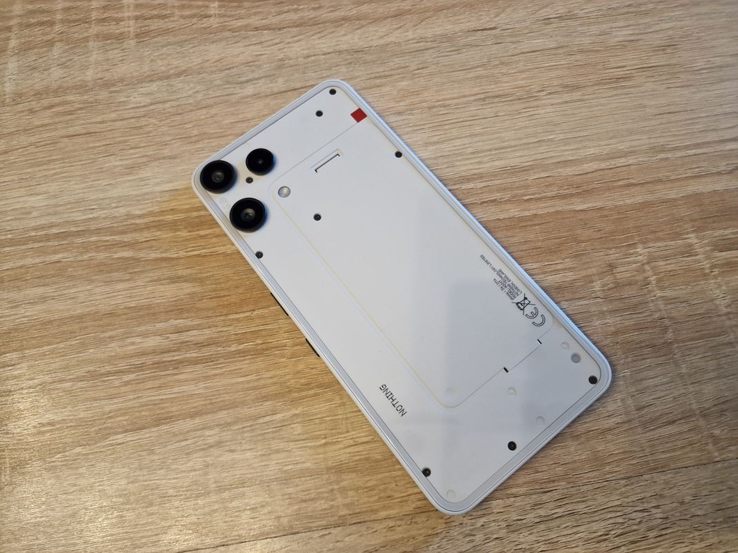 Nothing Phone (3a) Lite Zadn stena je v tech tle, aj ke teraz v jednoduchom.