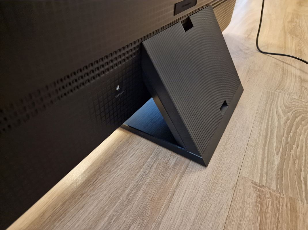 TCL C765 - QD-Mini LED TV Stojan je stredov aj s monosou prekrytia kblov.