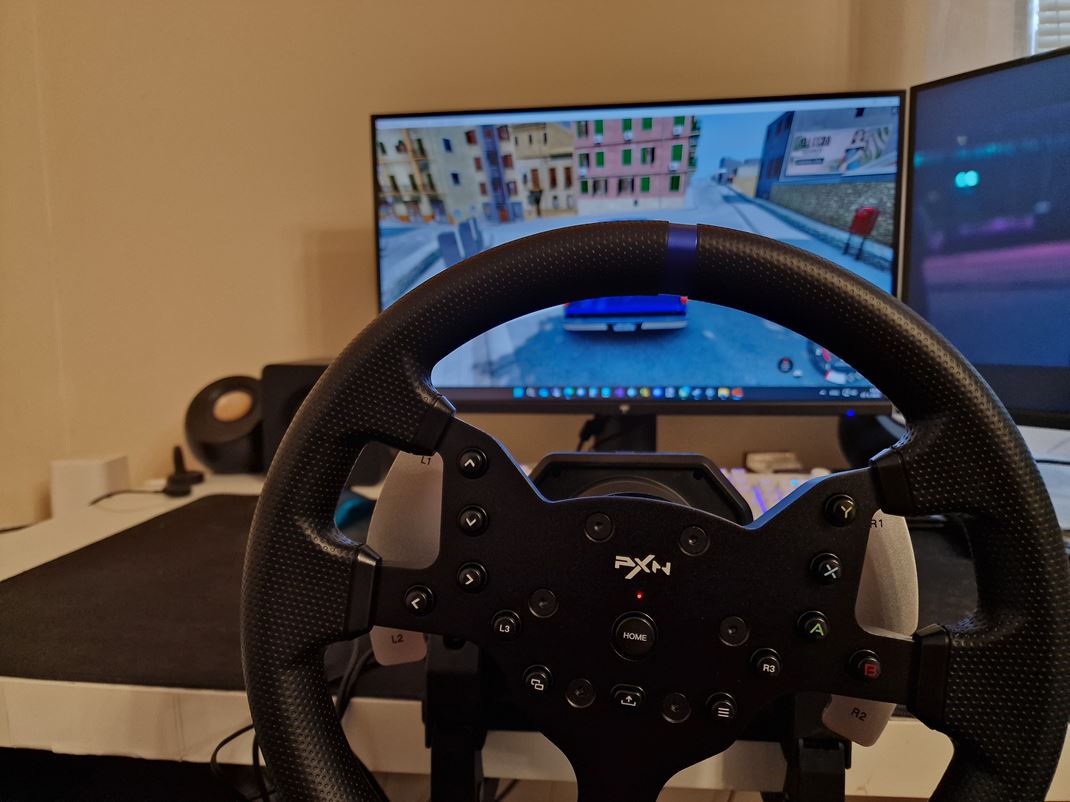 PXN V99 racingov volant Samotn volant je najkvalitnejou asou celho setu.