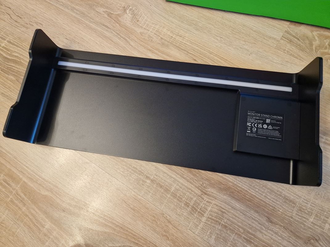 Razer Monitor Stand Chroma Na spodnej asti je RGB psik a USB/HDMI hub