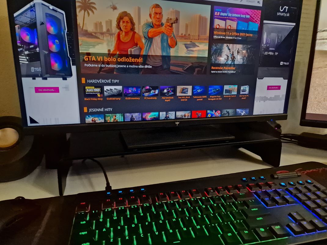 Razer Monitor Stand Chroma Podsvietenie viete aj vypn.