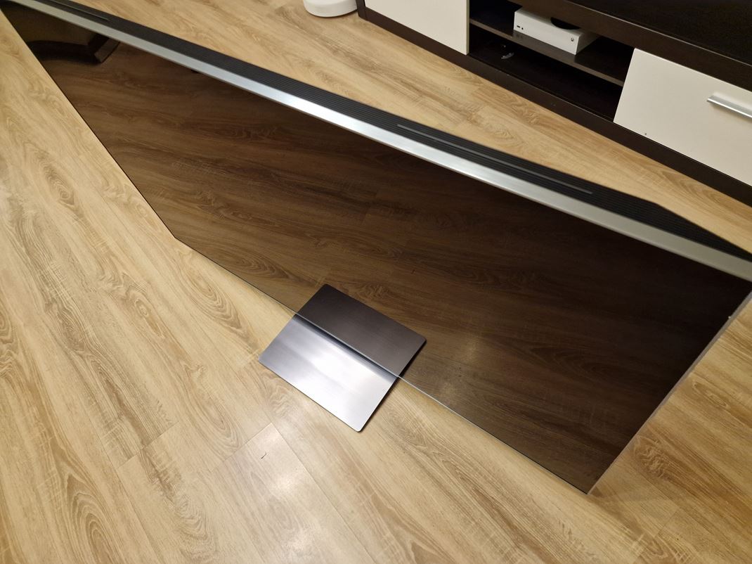 TCL 65'' C9K Mini LED TV Je prekvapivo hrub, ako sme zvyknut u dnench TV.