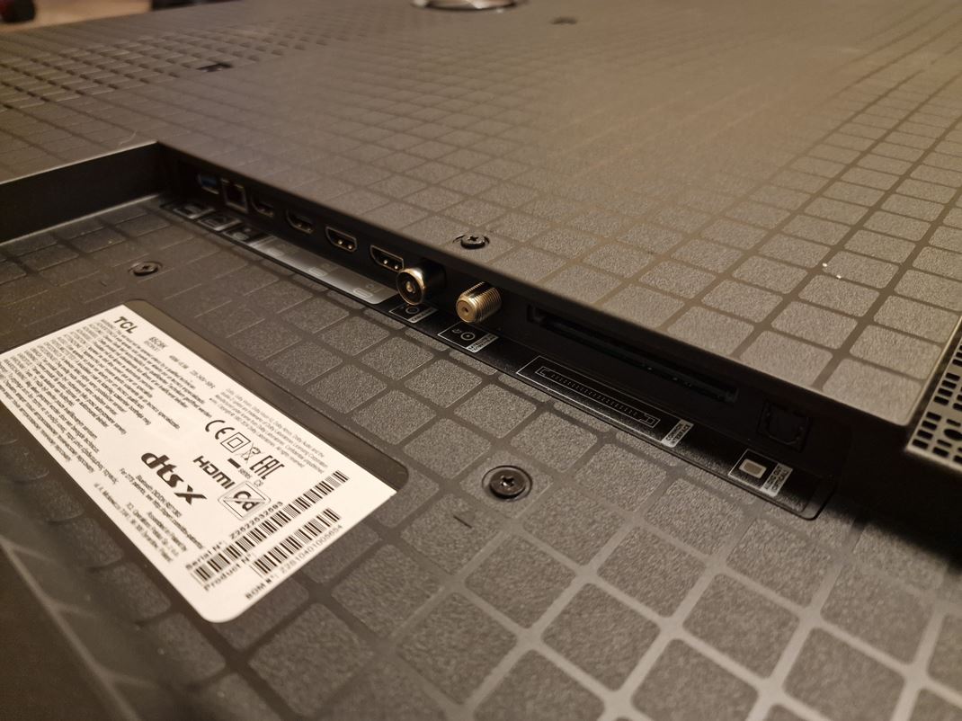 TCL 65'' C9K Mini LED TV Porty s tandardn, priom njdete dva HDMI 2.1 porty.