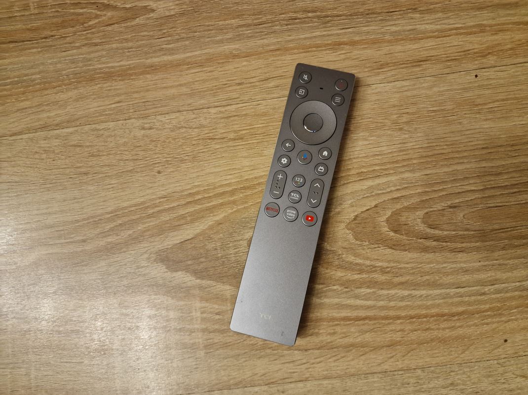 TCL 65'' C9K Mini LED TV Ovldanie je decentn a podsvieten.