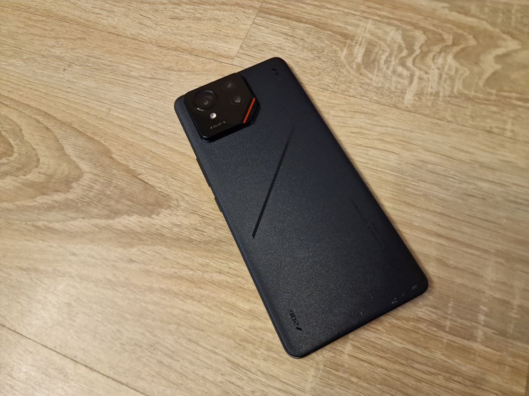 ROG Phone 9 Pro - hern mobil Zadn kryt je plastov s prjemnm povrchom.