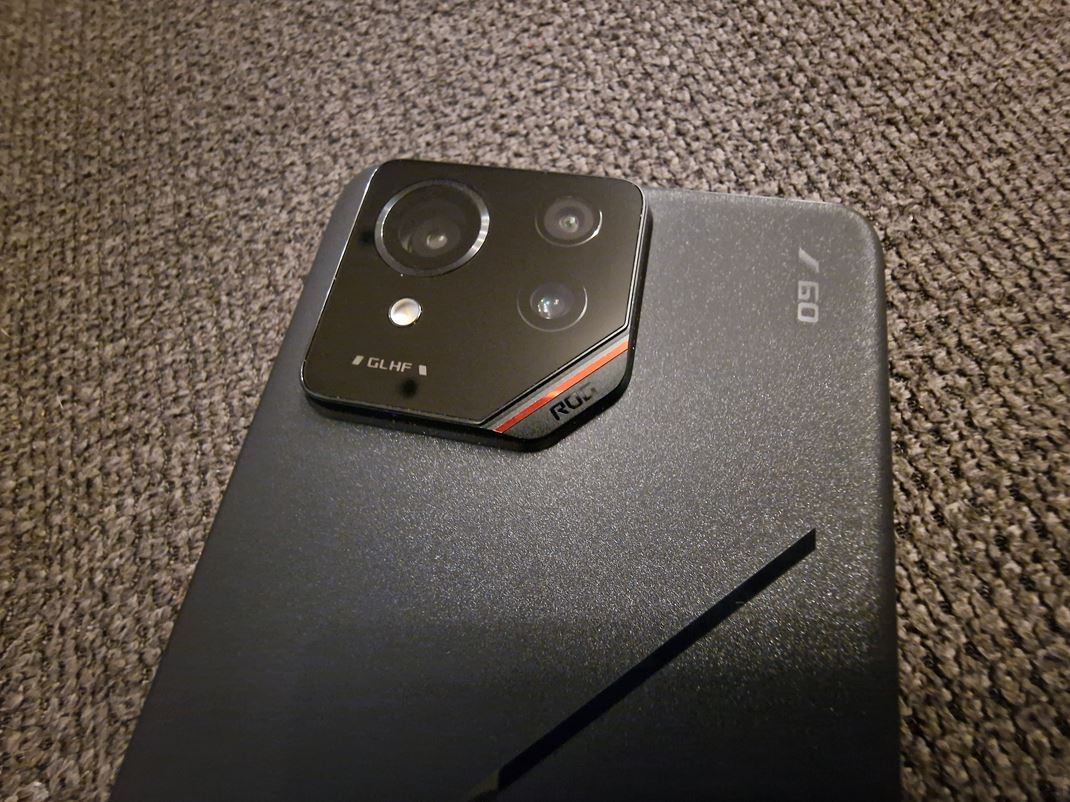 ROG Phone 9 Pro - hern mobil Kamera je dizajnovo decentn, ale a prli vysunut.