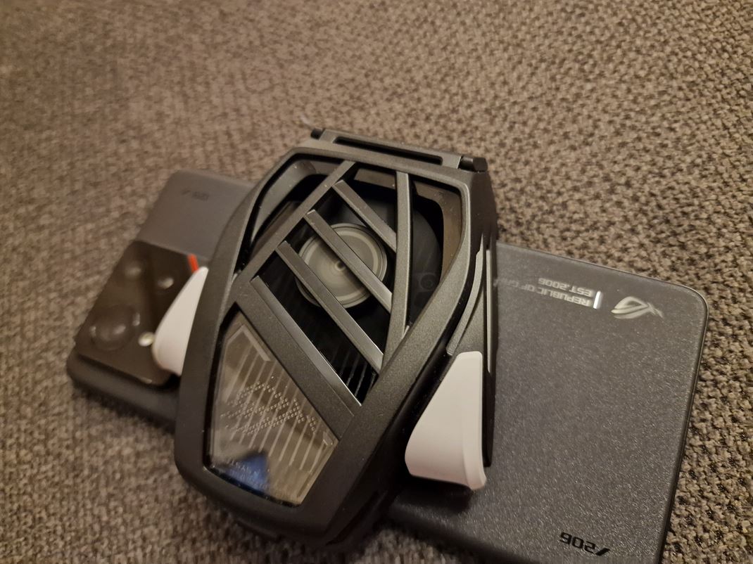ROG Phone 9 Pro - hern mobil Chladi je masvny, ale chlad vemi dobre.
