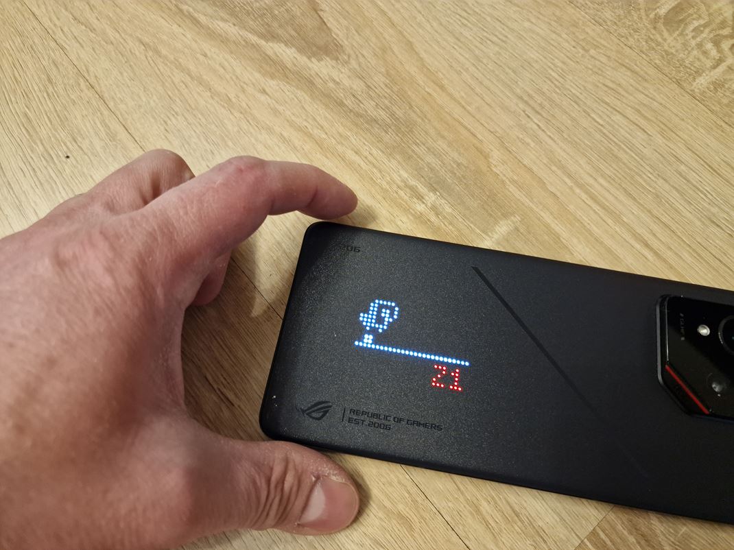 ROG Phone 9 Pro - hern mobil Zadn displej ponka zobrazovanie zkladnch prvkov, ako batria, as, notifikcie, ale viete sa na om aj zahra minihry.