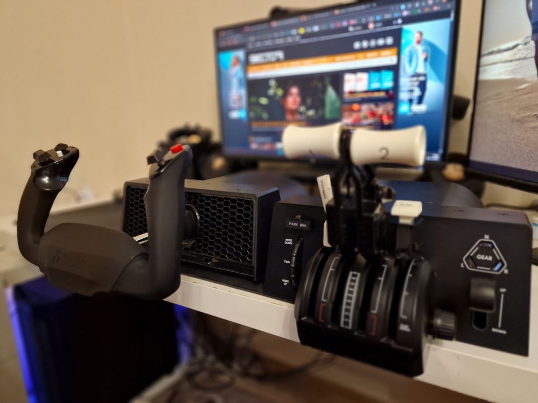 Honeycomb Foxtrot, Bravo Quadrant a Sierra TPM module Rovnako aj tu m��ete kombinova� s joystickom alebo yoke.