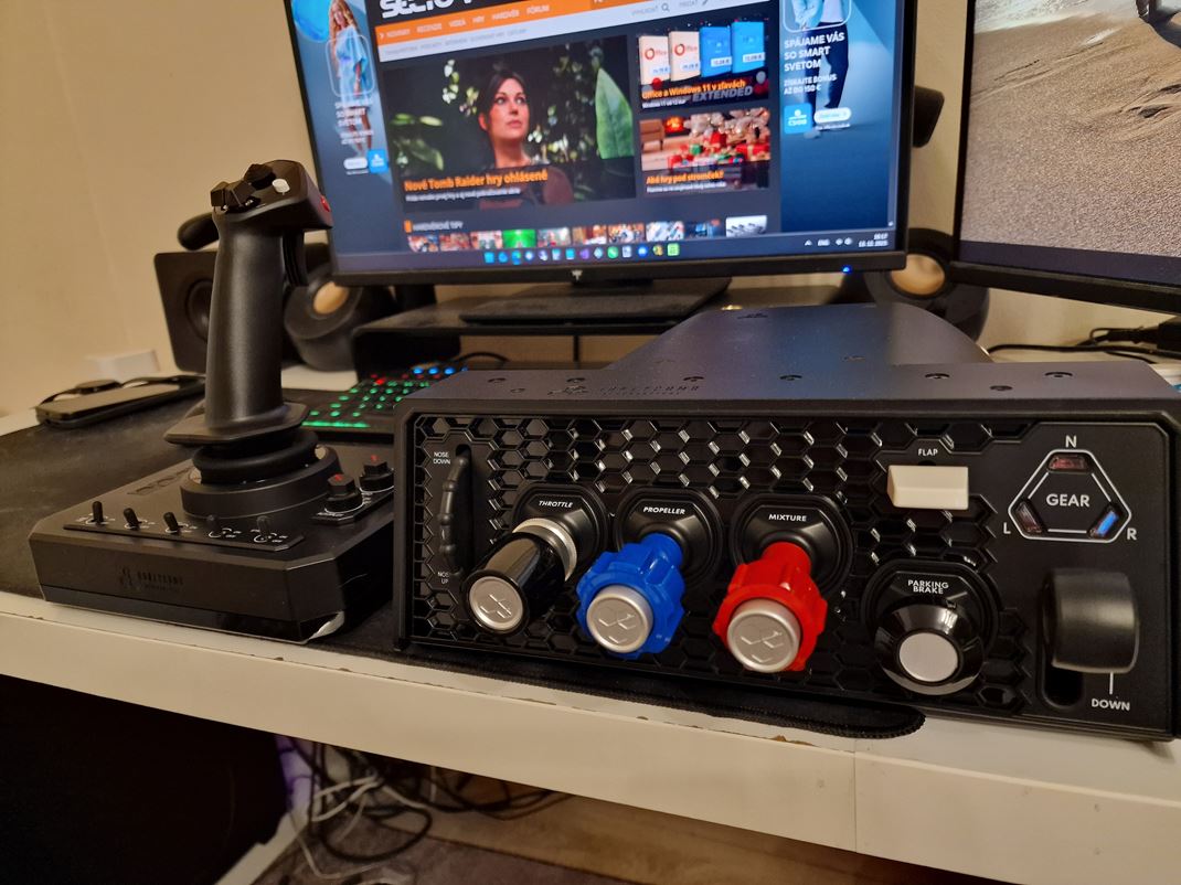 Honeycomb Foxtrot, Bravo Quadrant a Sierra TPM module M��ete si zariadenie prida� k joysticku, alebo yoke.