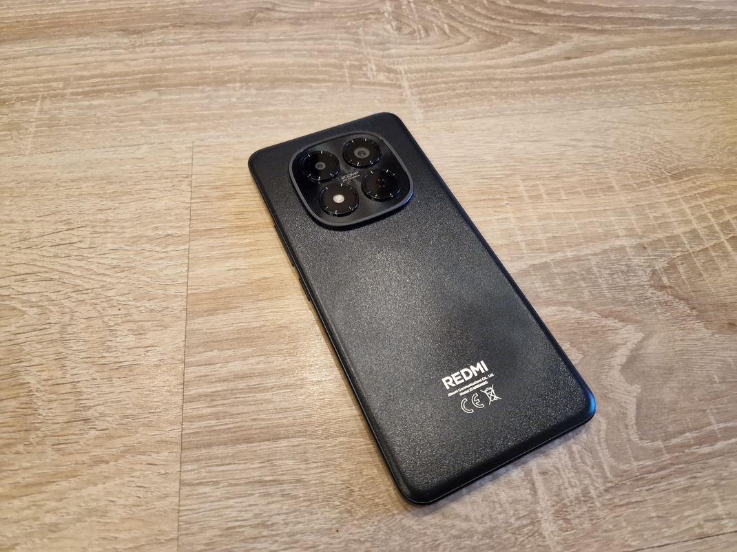 Xiaomi Redmi Note 15 Pro 4G Zadn� strana m� s�ce plastov�, ale na poh�ad aj dotyk pr�jemn� povrch.