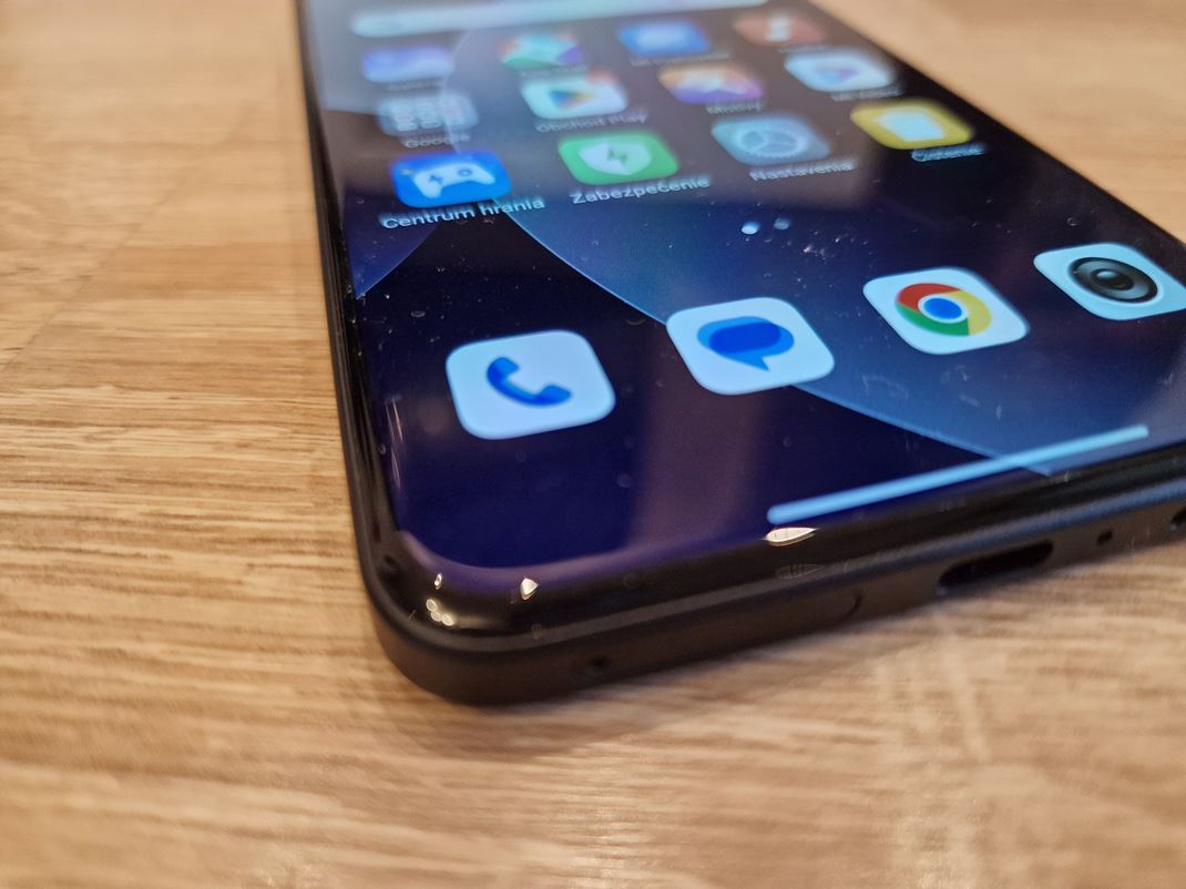 Xiaomi Redmi Note 15 Pro 4G Presnej�ie je zaoblen� na v�etk�ch �tyroch stran�ch, �o je zauj�mav� v tejto triede.