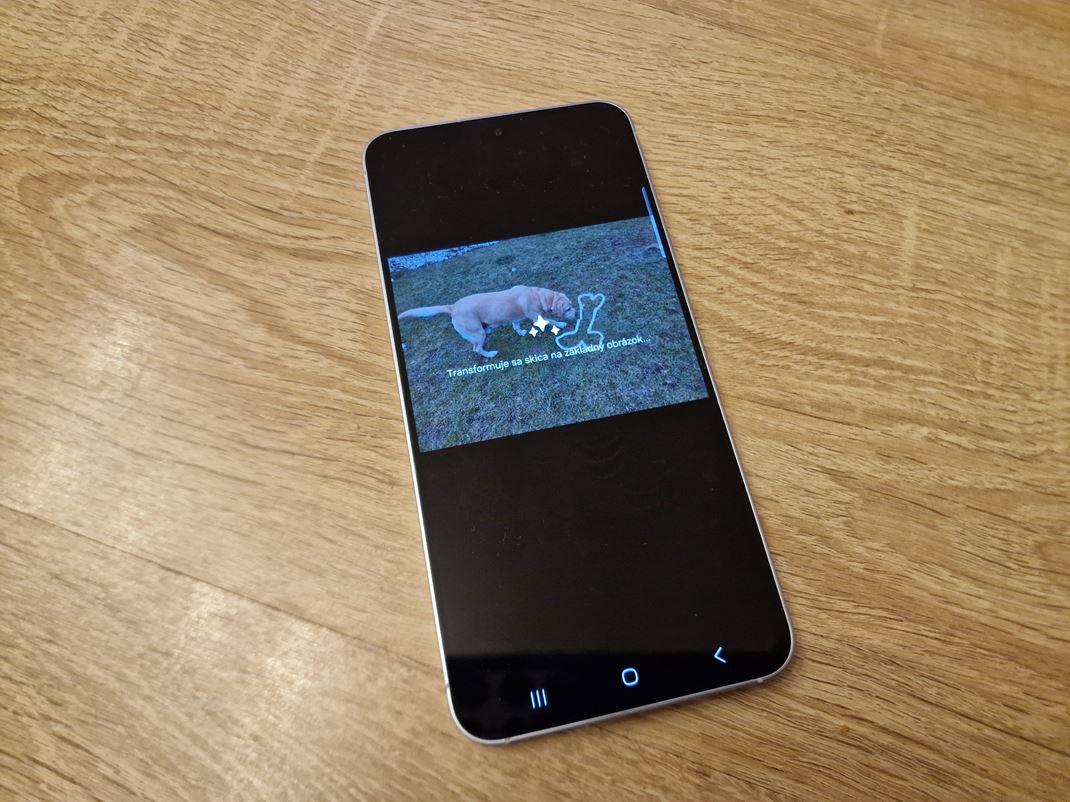 Samsung Galaxy S25 AI umon vymaza objekty z fotiek alebo aj prida in.