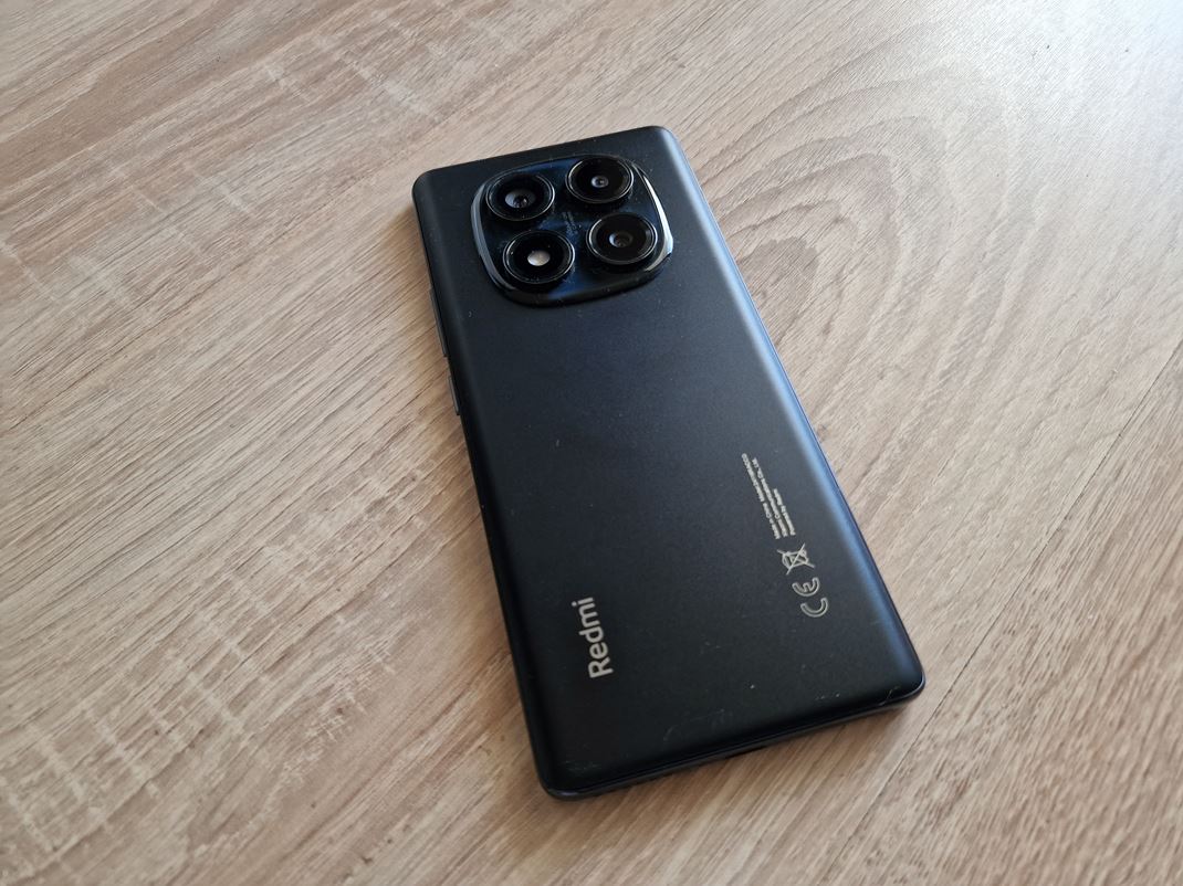 Xiaomi Redmi Note 14 Pro Zadn stena je prjemn a kvalitn, dizajn kamier je mierne otzny, ale d sa na zvykn.