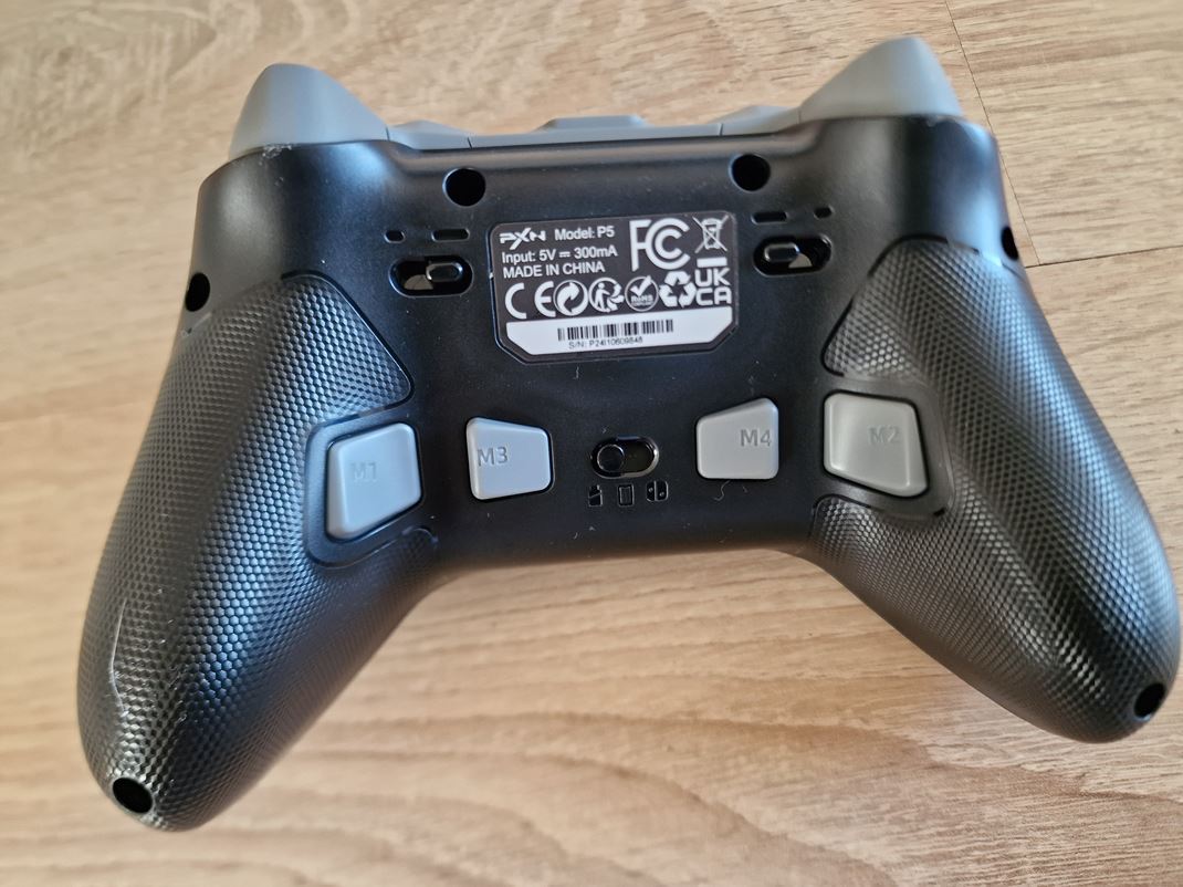 PXN P5 gamepad Na spodnej strane s tyri nastaviten tlaidl.