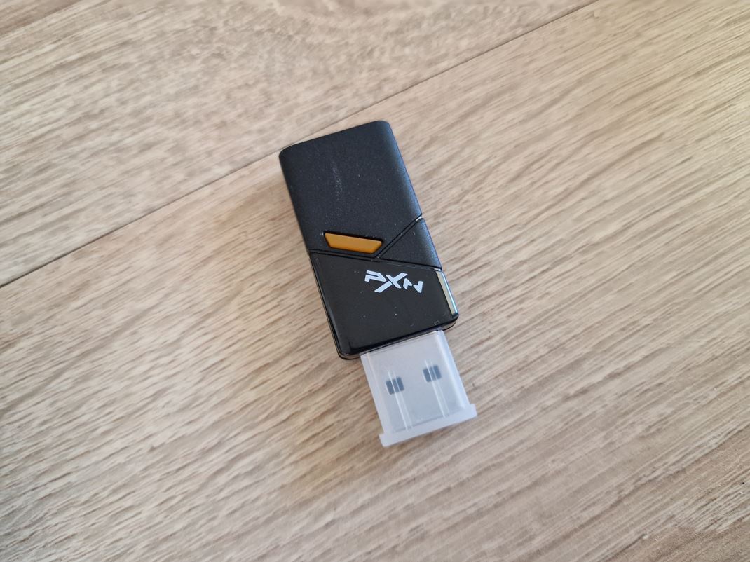 PXN P5 gamepad Na PC mete poui USB stick pre rchlu odozvu.