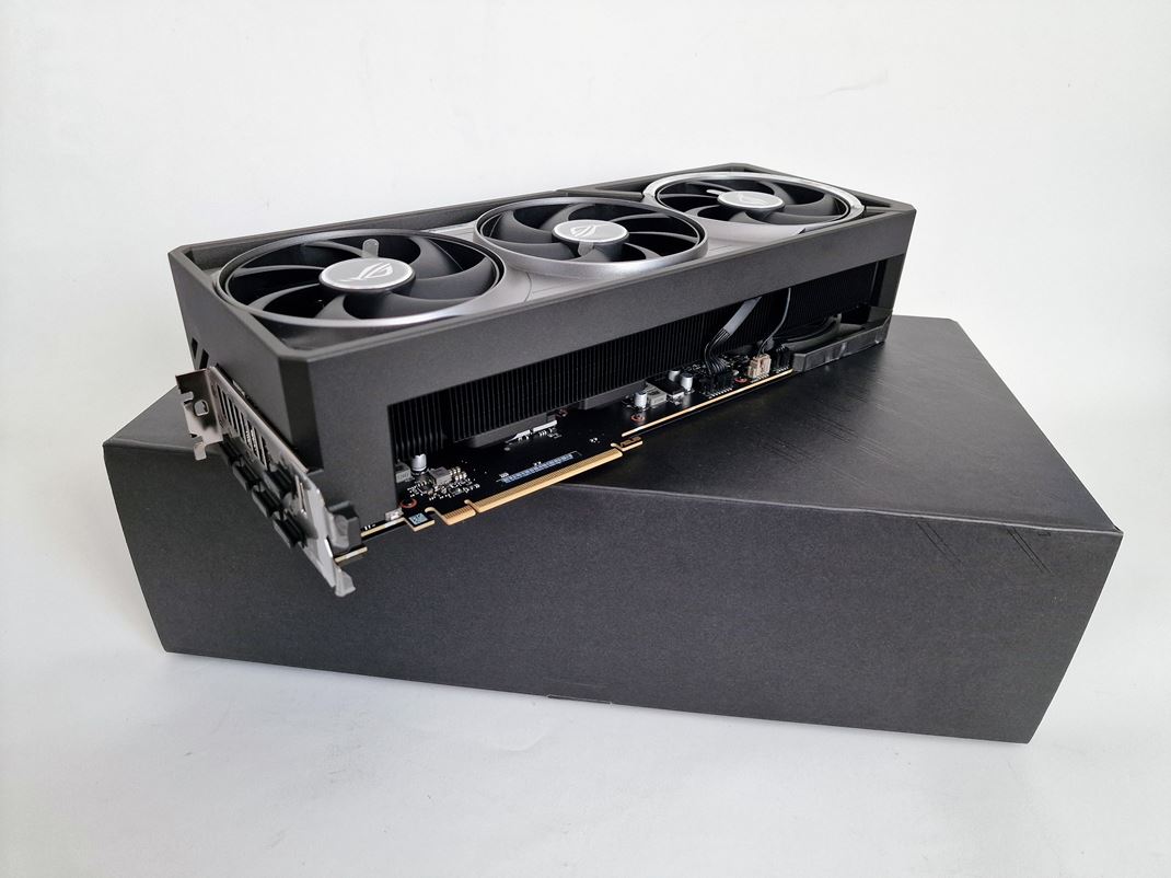 ROG Astral Geforce RTX 5080 akajte 3.8 slotov kartu.