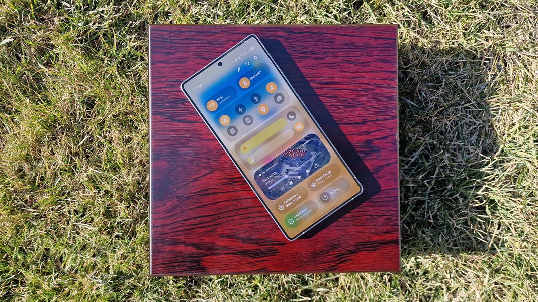 Samsung Galaxy S25 Ultra Notifikcie a quick nastavenia s u teraz rozdelen.