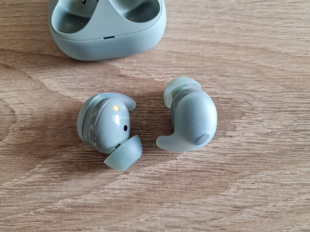 Sony LinkBuds Fit Slchadl s takmer cel pogumovan pre lep chyt.