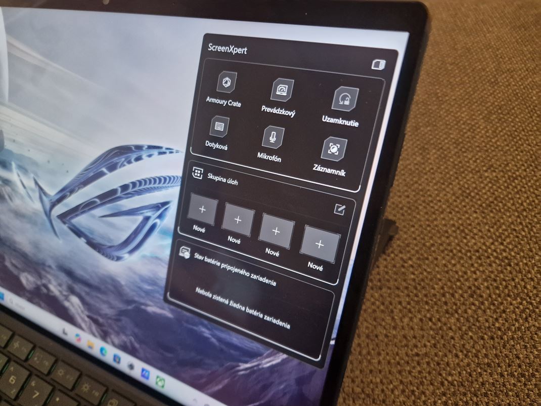 ROG Flow Z13 (2025) Tablet m aj tlaidlo na rchle menu.