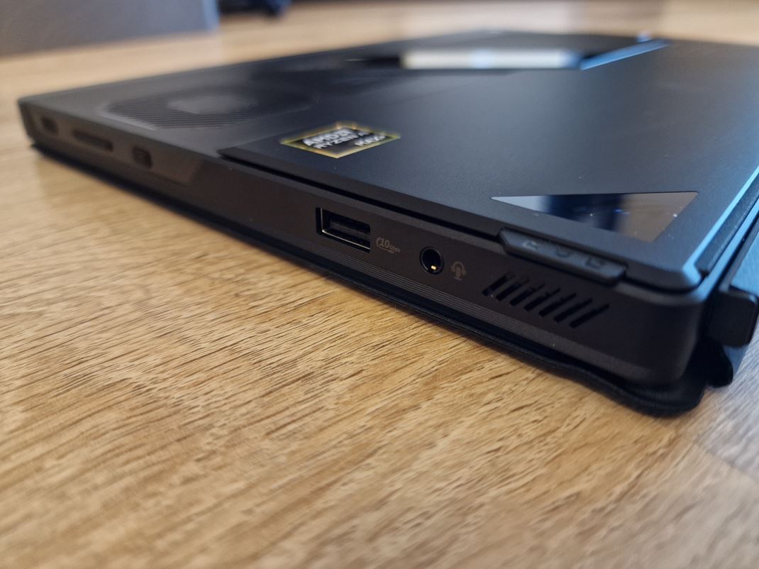 ROG Flow Z13 (2025) Tri USB porty dopa aj HDMI port.