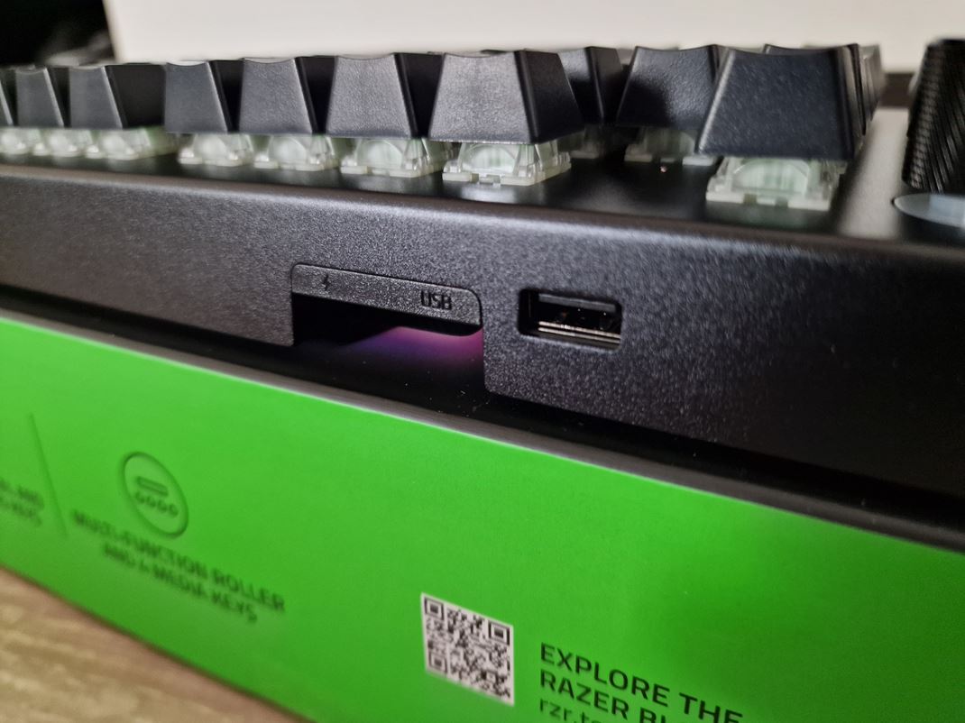 Razer BlackWidow V4 Pro Vzadu mte tri porty, priom dva s na prepojenie s PC, jeden je vstup na USB.