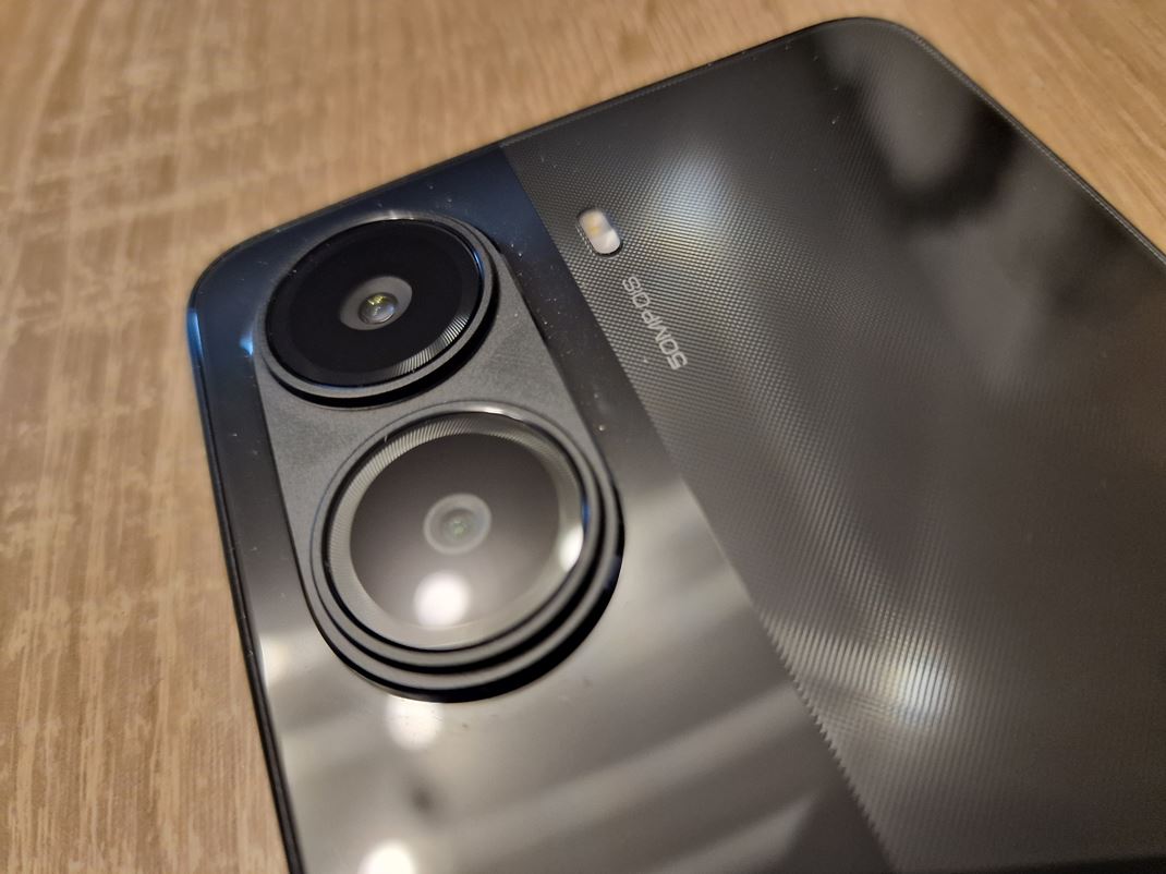 Poco X7 Pro Kamery s sce len dve, ale staia a tento mobil nekupujete pre kamery.
