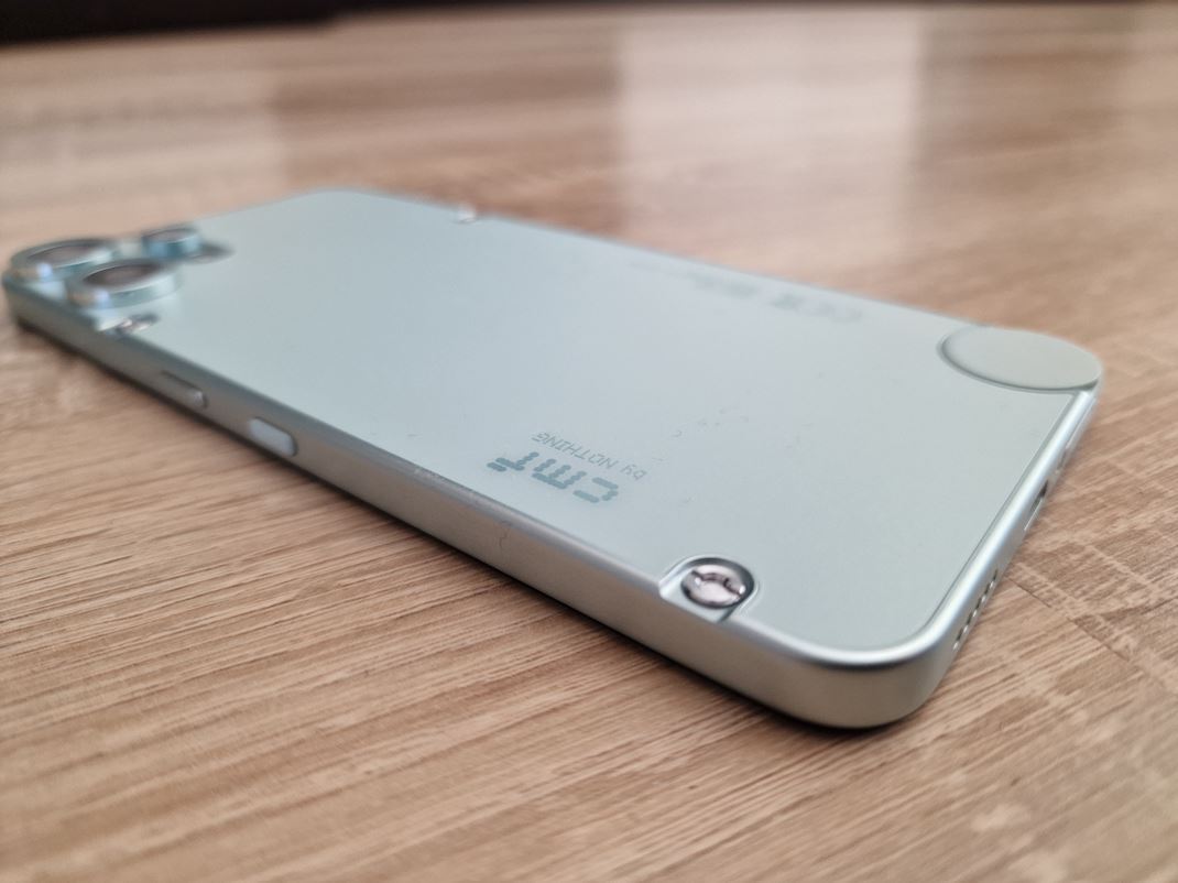 CMF Phone 2 Pro Mobil je pekne tenk a dobre sa dr.