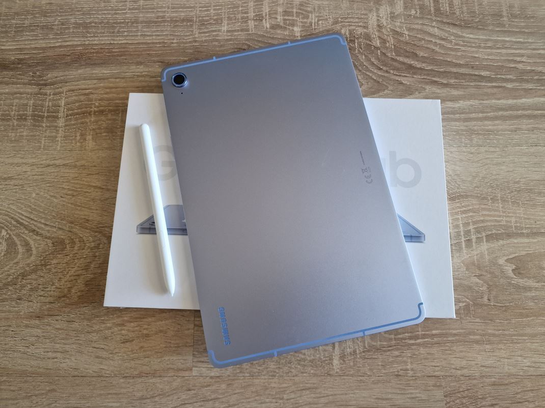 Samsung Tab S10 FE  Zadn stena je prjemn s jednou kamerou.