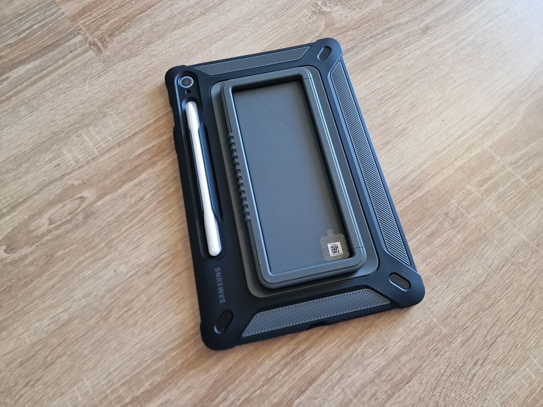 Samsung Tab S10 FE  Mete si dokpi obal s driakom a aj chytom na pero.